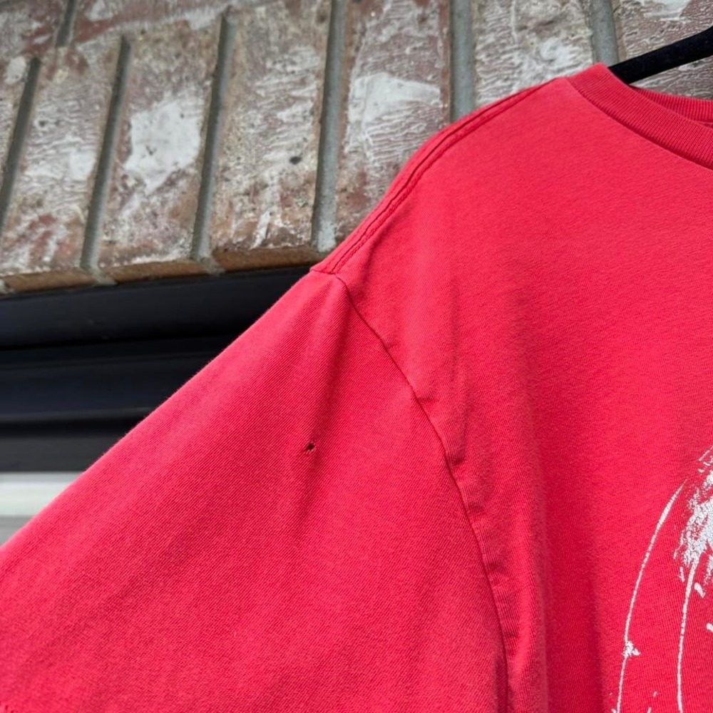 **SOLD** 00s RED OAKLEY "ANGEL SKULL" GRAPHIC TEE - Picture 4 of 8